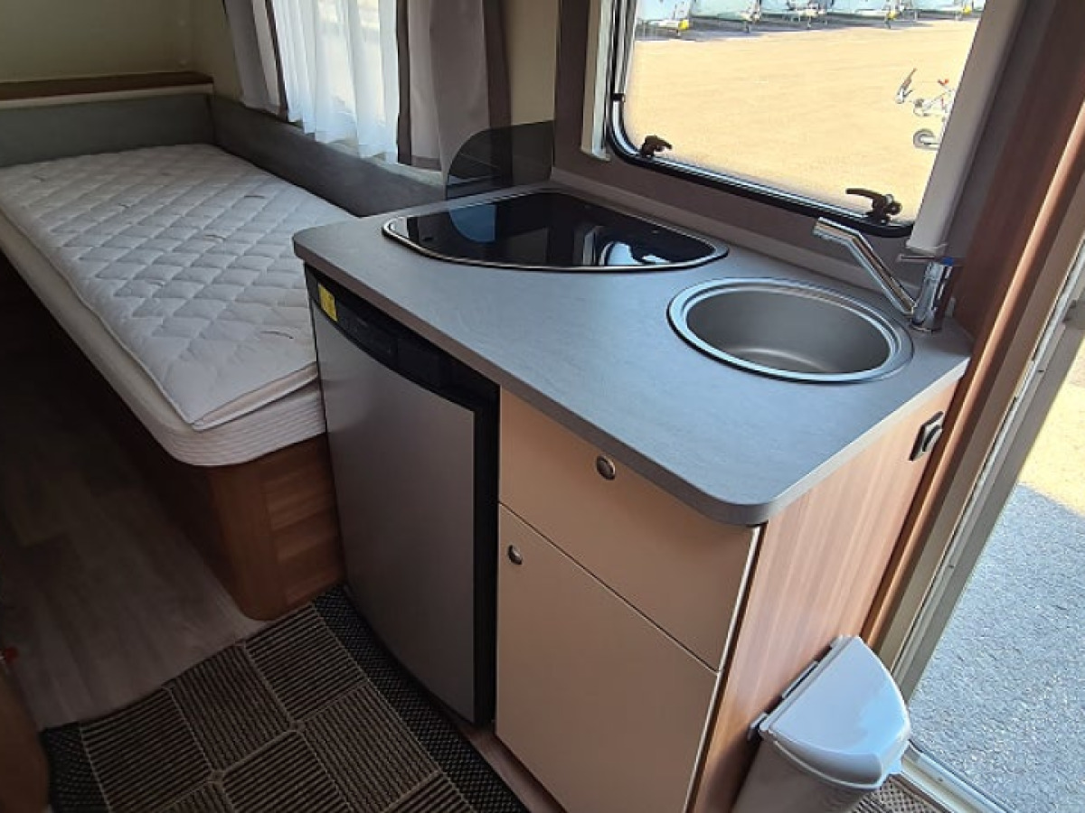 Weinsberg 480 EU CaraOne Låga Långbäddar, bild 4 av 7