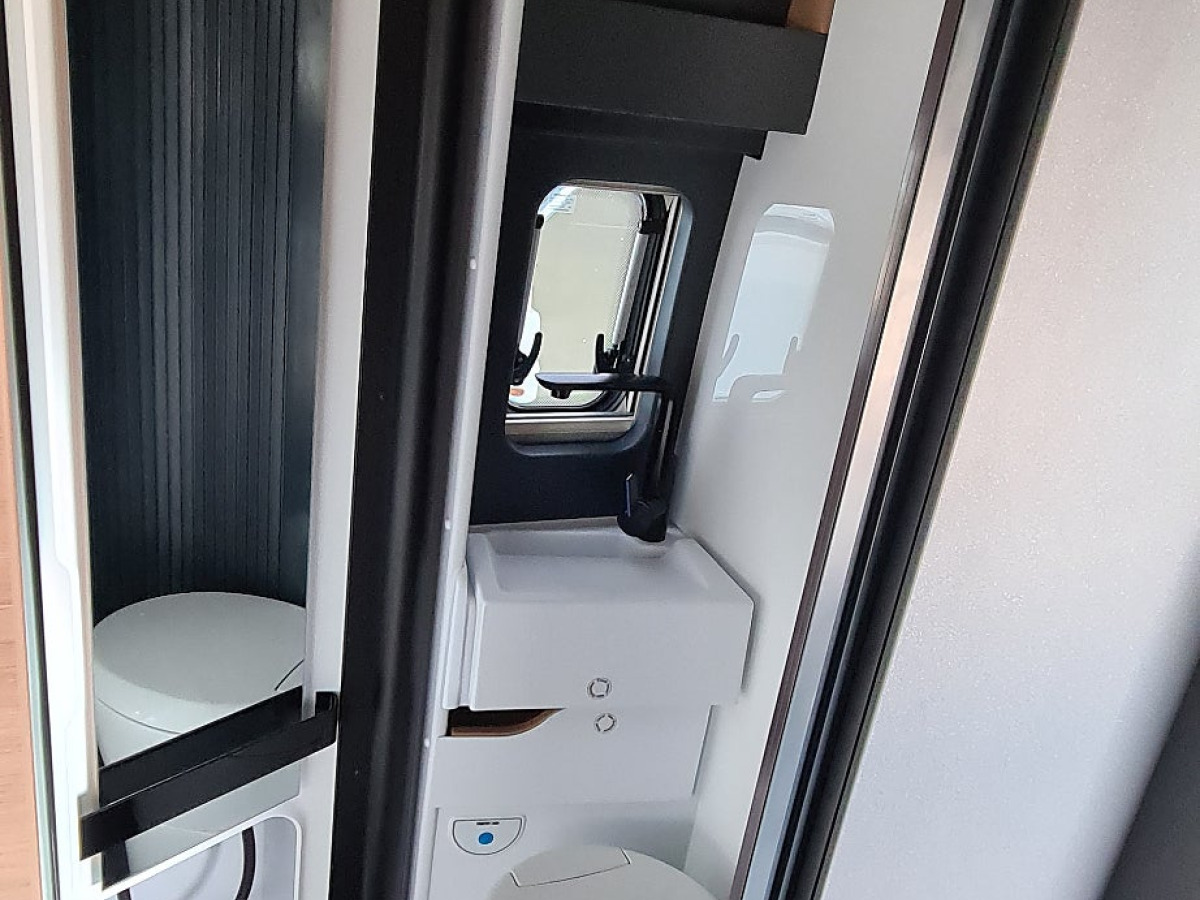Knaus 600 ME BoxLife Platinum Automatlåda Lyftsäng, bild 8 av 13