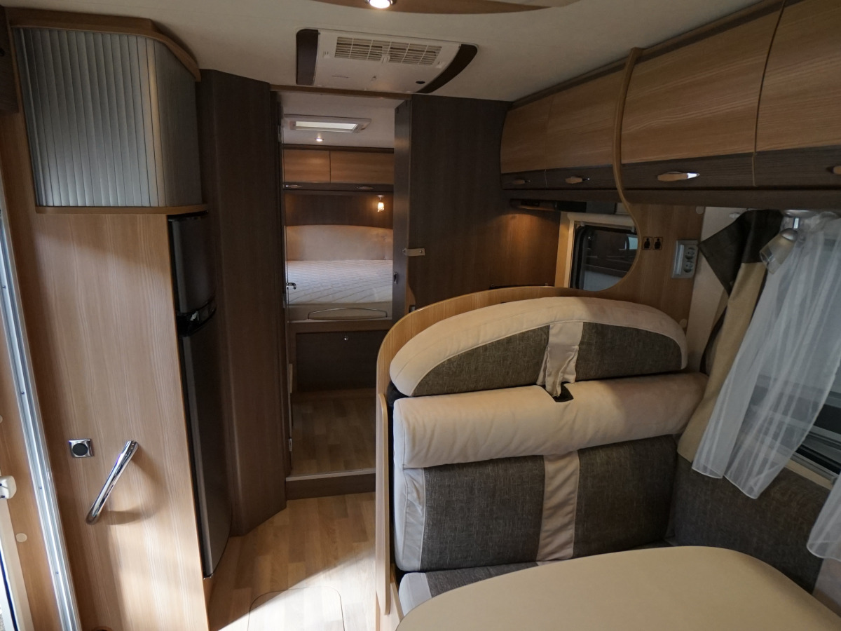 Rapido 891 F / Queensbed / AC / Solcell, bild 6 av 23