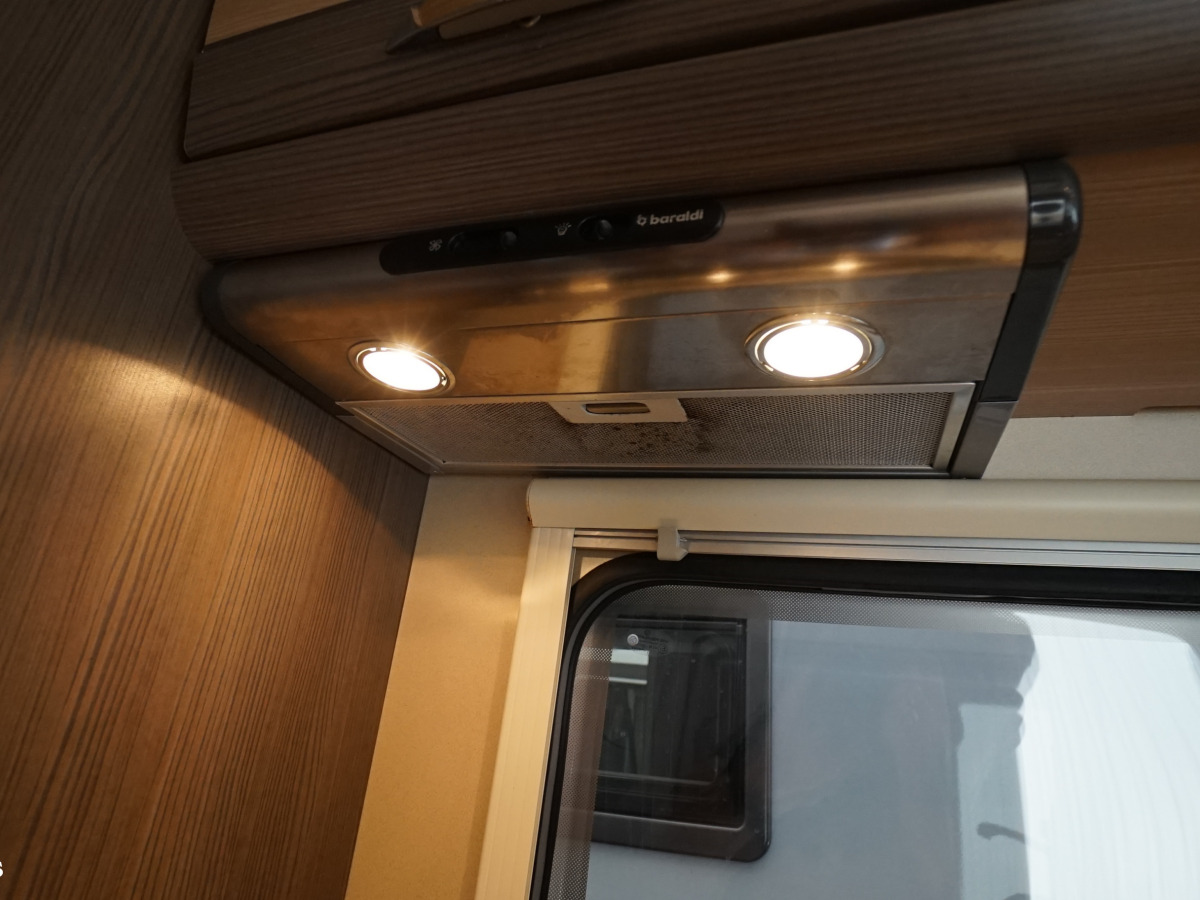 Rapido 891 F / Queensbed / AC / Solcell, bild 9 av 23