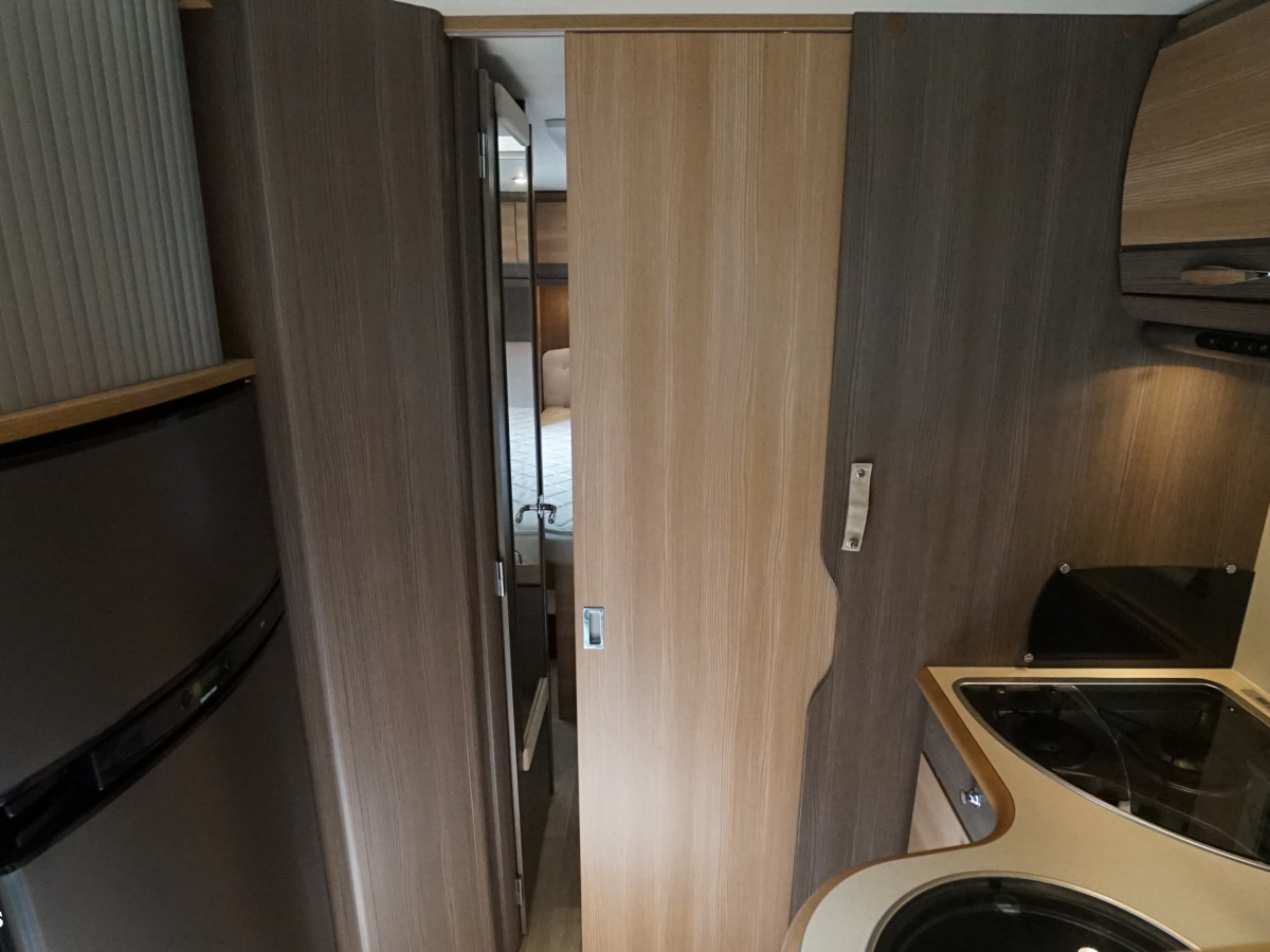 Rapido 891 F / Queensbed / AC / Solcell, bild 12 av 23