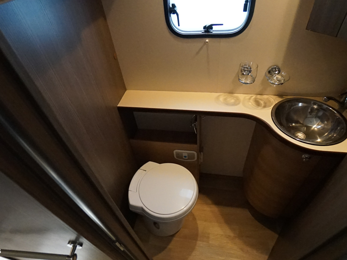 Rapido 891 F / Queensbed / AC / Solcell, bild 18 av 23