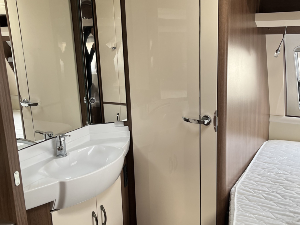Hobby 650 UMFE PRESTIGE // Så bekväm, rymlig välutrustad, bild 11 av 18