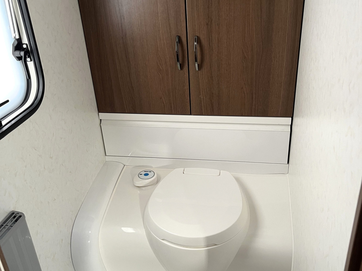 Hobby 650 UMFE PRESTIGE // Så bekväm, rymlig välutrustad, bild 12 av 18