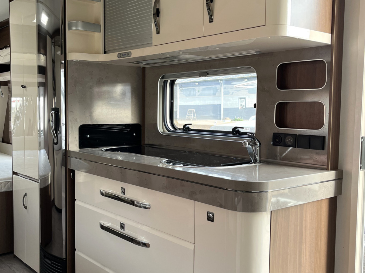Hobby 650 UMFE PRESTIGE // Så bekväm, rymlig välutrustad, bild 14 av 18