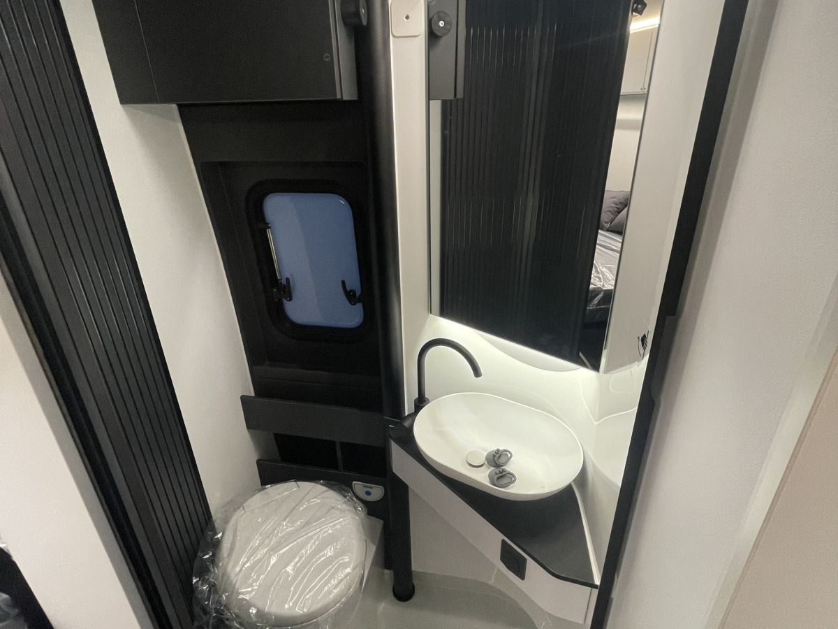 Adria TWIN SUPREME 600 SPB DIESELV. TRUMA 138L KOMP.KYL, bild 15 av 22