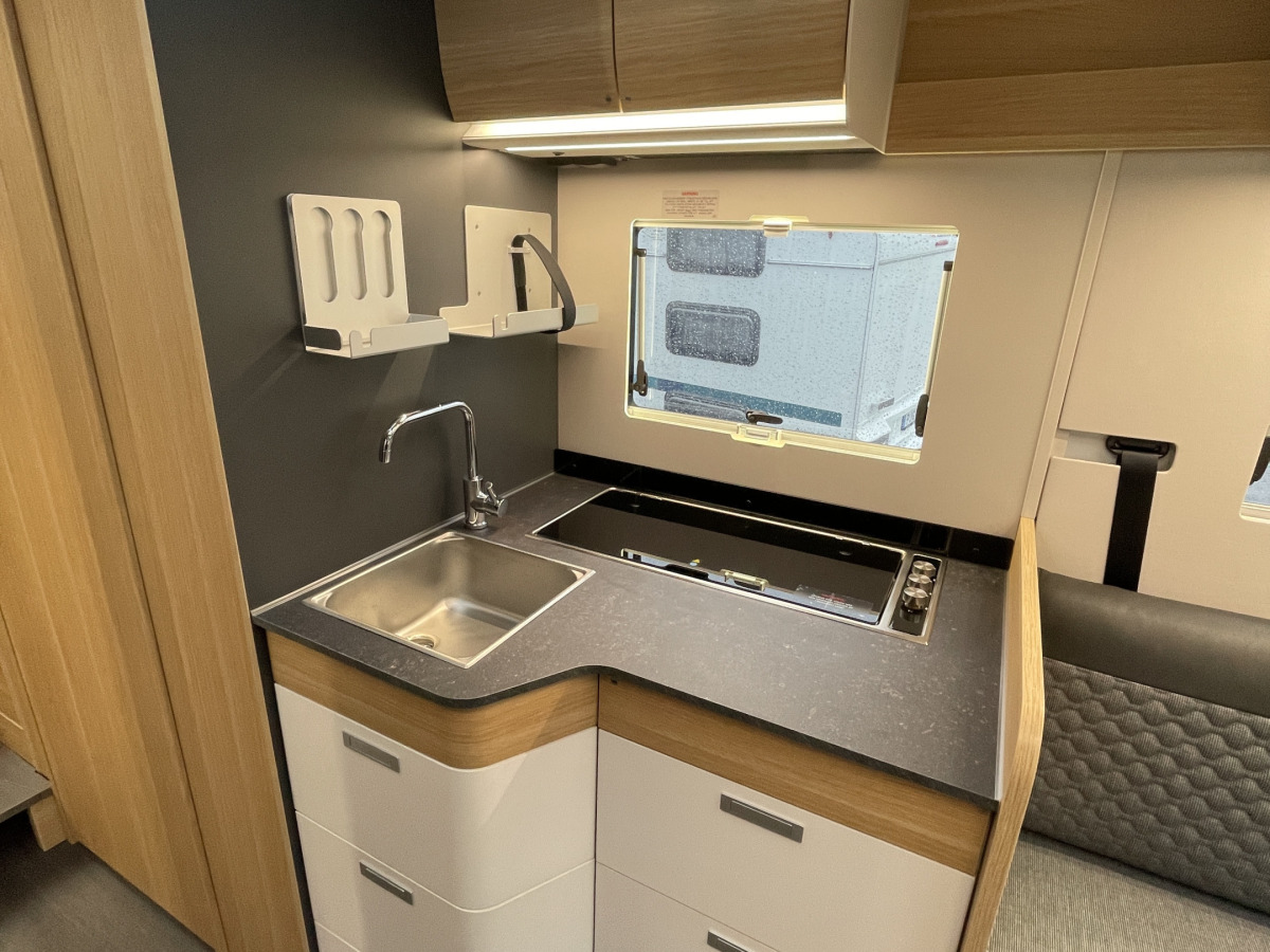 Adria MATRIX PLUS 670 DL FACE TO FACE ALDE VATTENBUSEN VÄRME, bild 9 av 23