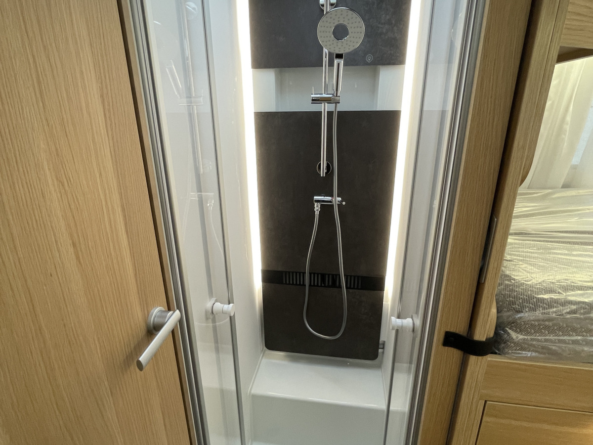 Adria MATRIX PLUS 670 DL FACE TO FACE ALDE VATTENBUSEN VÄRME, bild 15 av 23