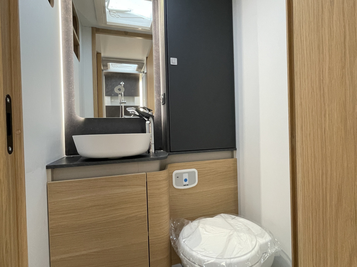 Adria MATRIX PLUS 670 DL FACE TO FACE ALDE VATTENBUSEN VÄRME, bild 16 av 23