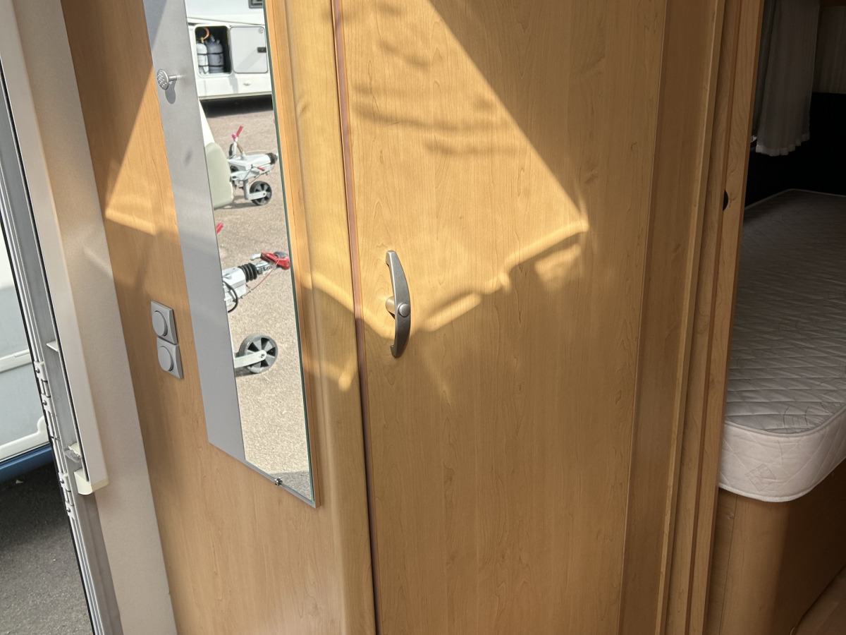 Knaus SÜDWIND 580 Låga Långbäddar Toa dusch bak, bild 11 av 21