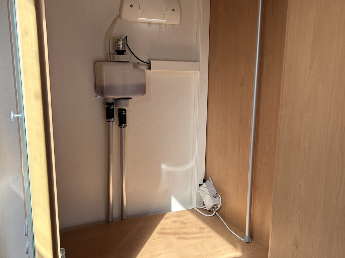 Knaus SÜDWIND 580 Låga Långbäddar Toa dusch bak, bild 12 av 21