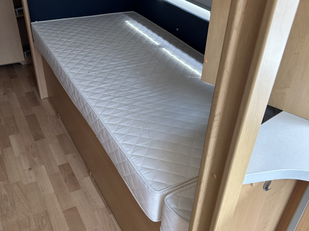 Knaus SÜDWIND 580 Låga Långbäddar Toa dusch bak, bild 14 av 21
