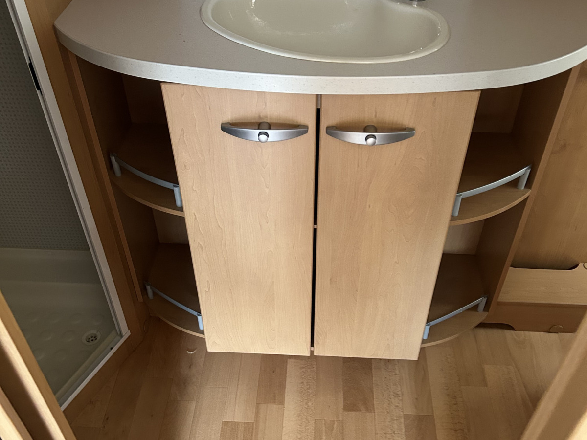 Knaus SÜDWIND 580 Låga Långbäddar Toa dusch bak, bild 18 av 21