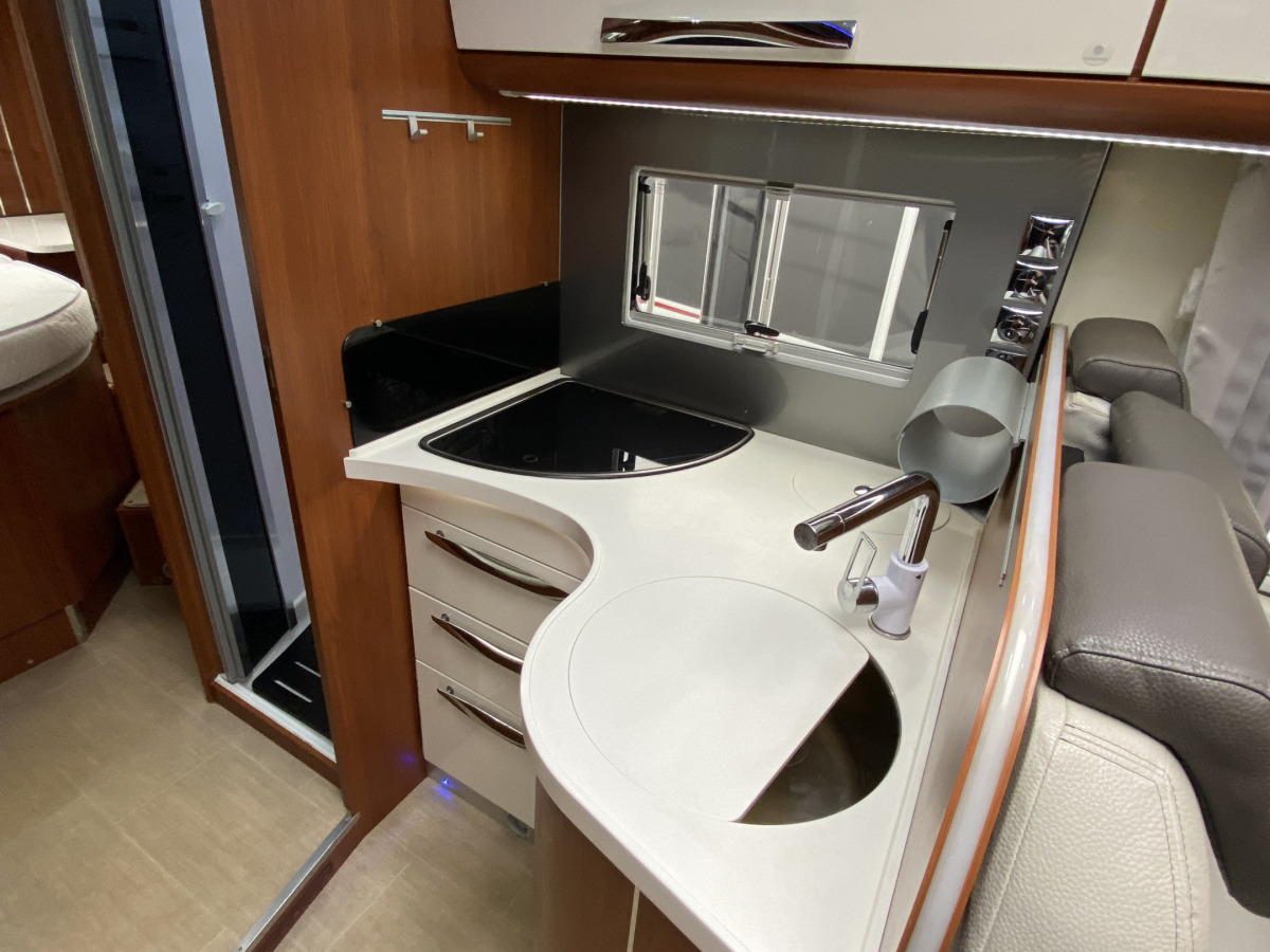 Mobilvetta K-YACHT 89 TEKNO LINE Queensbed, bild 24 av 37