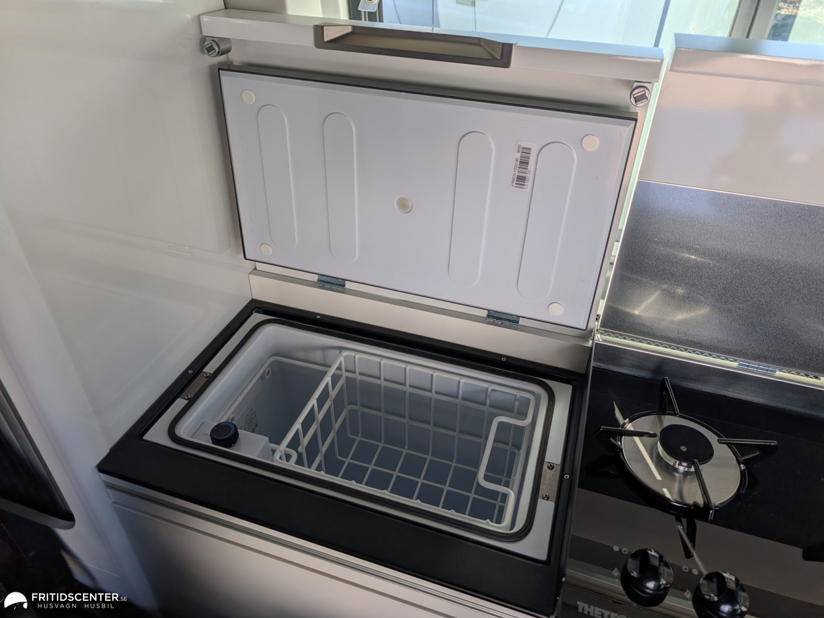 Adria Adria Active Pro - Lättkörd plåtis med automat, värmare pop-up tak, bild 9 av 31