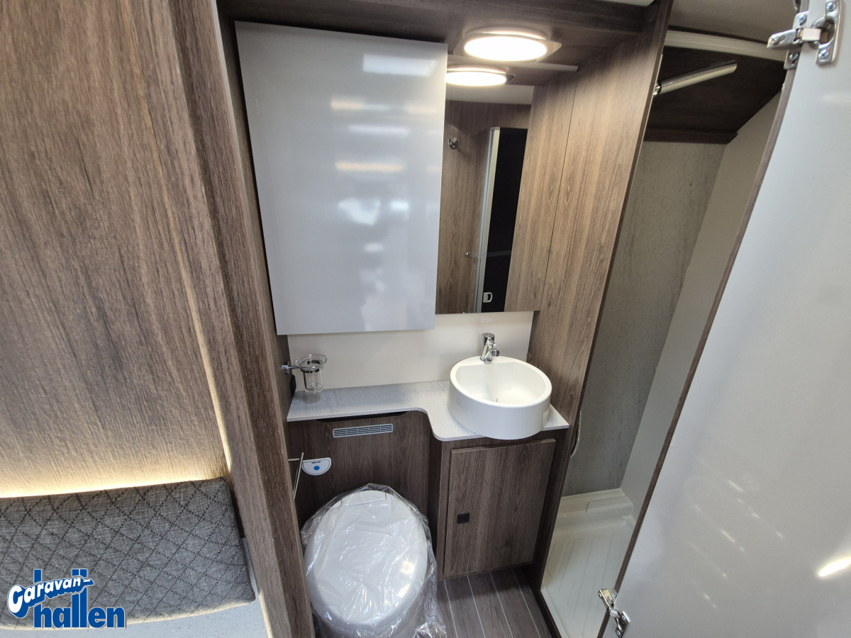 CI Magis 82 XT (Alde/låga långbäddar/Solpanel), bild 23 av 32