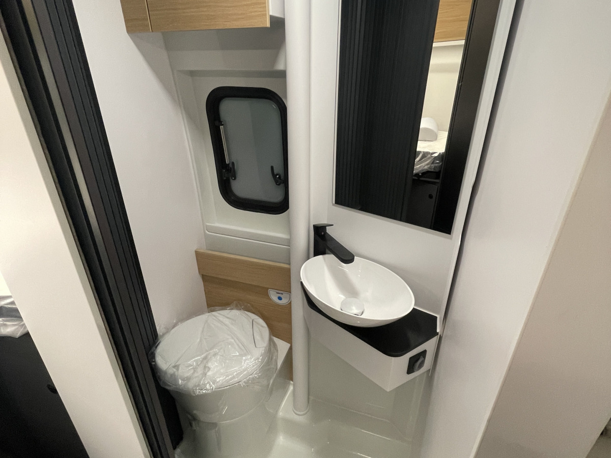 Adria TWIN 640 SLB 60Y TRUMA VÄRME LÅNGBÄDDAR, bild 17 av 24