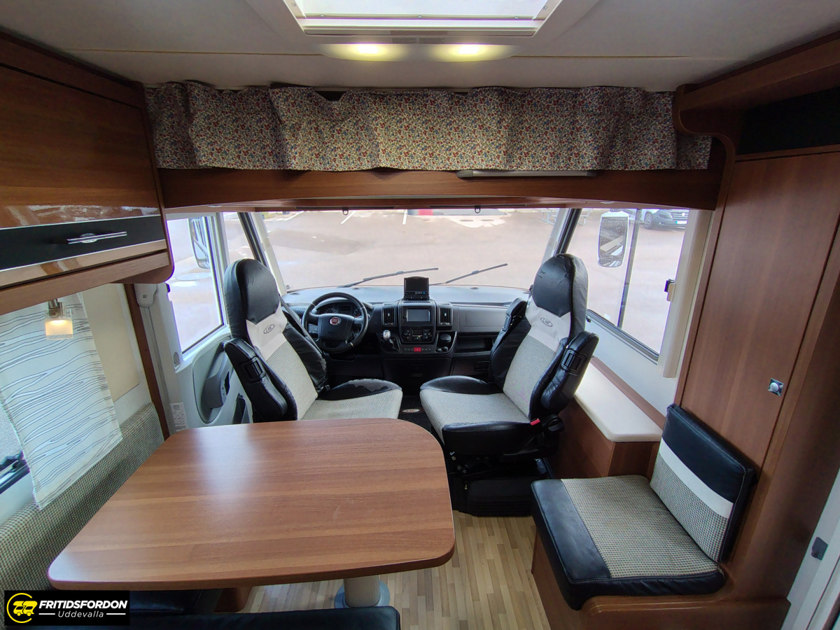 LMC I 745 Explorer Sportline, Automat, Låga enkelbäddar, bild 7 av 19
