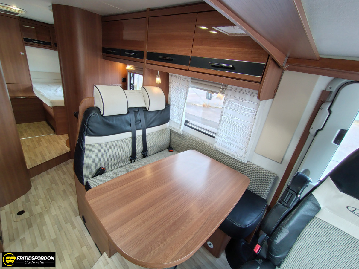 LMC I 745 Explorer Sportline, Automat, Låga enkelbäddar, bild 8 av 19