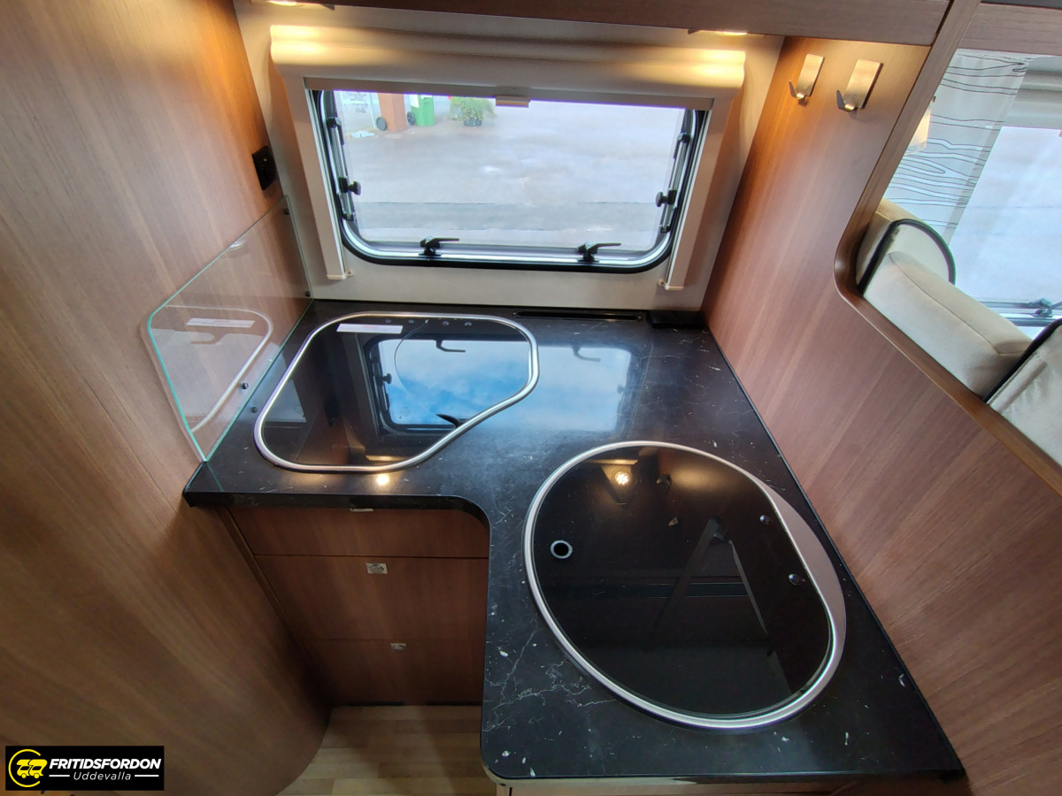 LMC I 745 Explorer Sportline, Automat, Låga enkelbäddar, bild 9 av 19