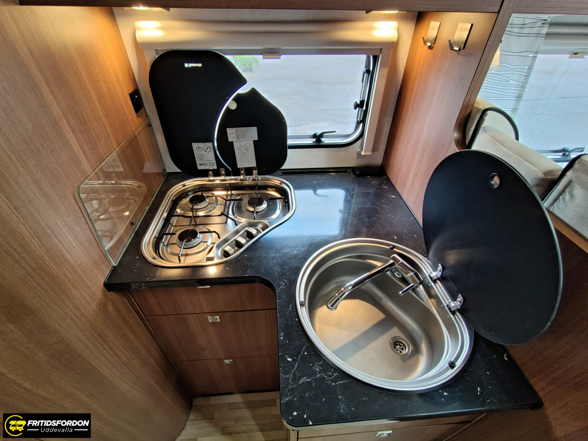 LMC I 745 Explorer Sportline, Automat, Låga enkelbäddar, bild 10 av 19