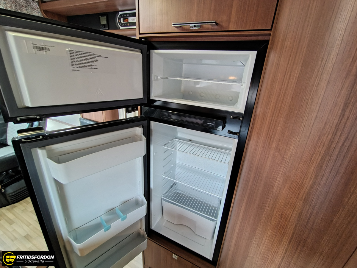 LMC I 745 Explorer Sportline, Automat, Låga enkelbäddar, bild 11 av 19