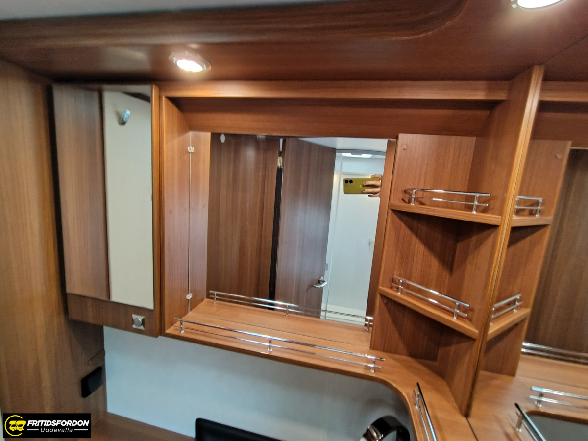 LMC I 745 Explorer Sportline, Automat, Låga enkelbäddar, bild 12 av 19