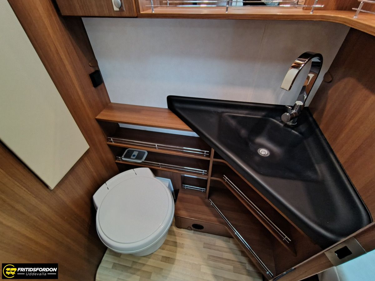 LMC I 745 Explorer Sportline, Automat, Låga enkelbäddar, bild 13 av 19