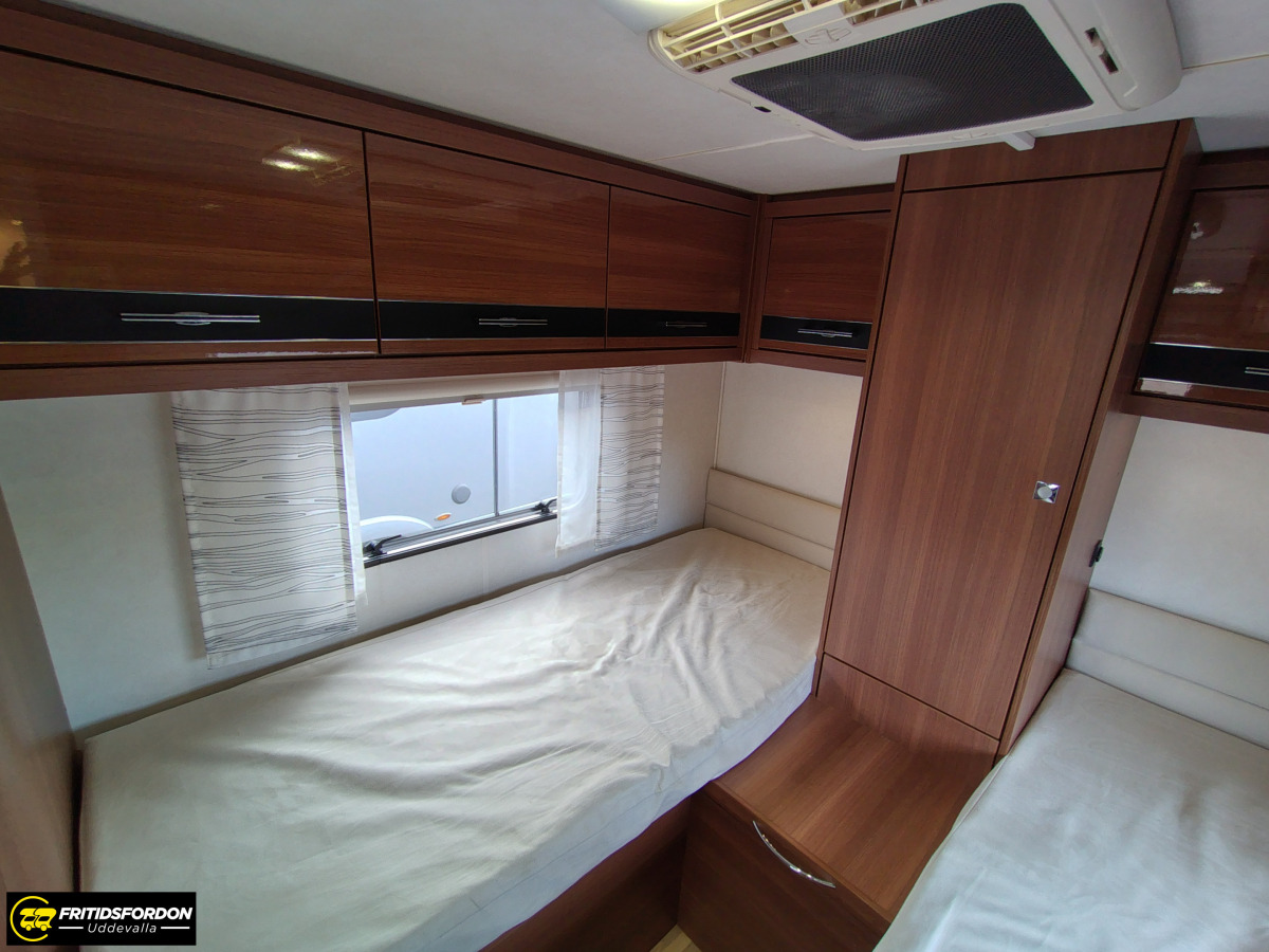 LMC I 745 Explorer Sportline, Automat, Låga enkelbäddar, bild 16 av 19