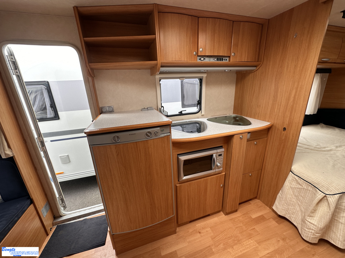 Adria CLASSICA 563 UK ALDE VÅNINGSSÄNG, bild 8 av 19