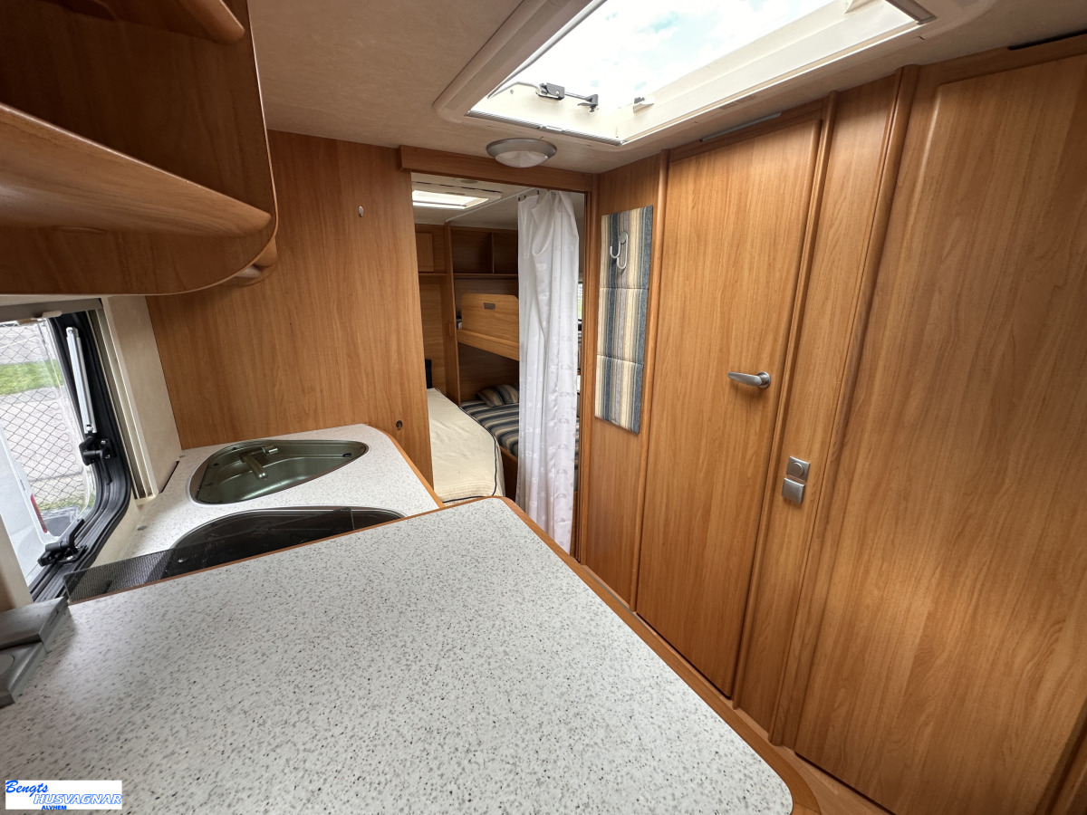 Adria CLASSICA 563 UK ALDE VÅNINGSSÄNG, bild 9 av 19