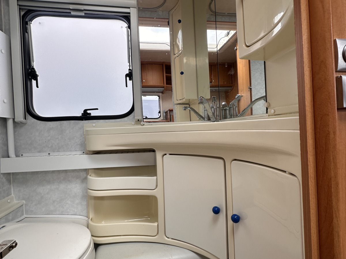 Adria CLASSICA 563 UK ALDE VÅNINGSSÄNG, bild 15 av 19