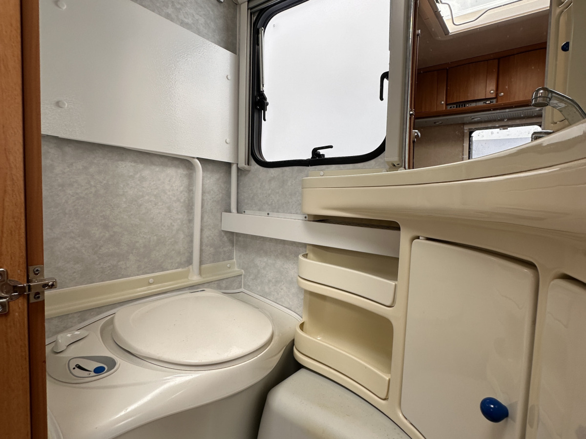 Adria CLASSICA 563 UK ALDE VÅNINGSSÄNG, bild 16 av 19