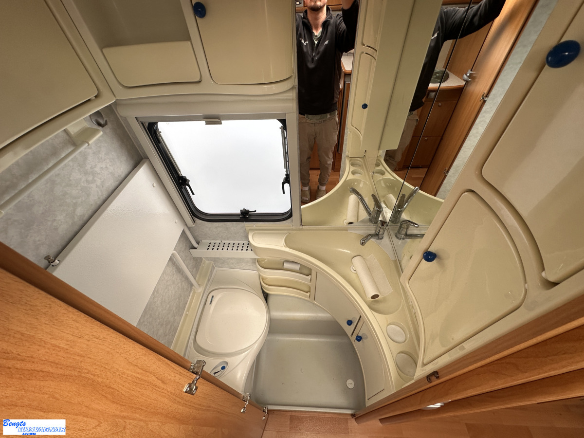 Adria CLASSICA 563 UK ALDE VÅNINGSSÄNG, bild 17 av 19