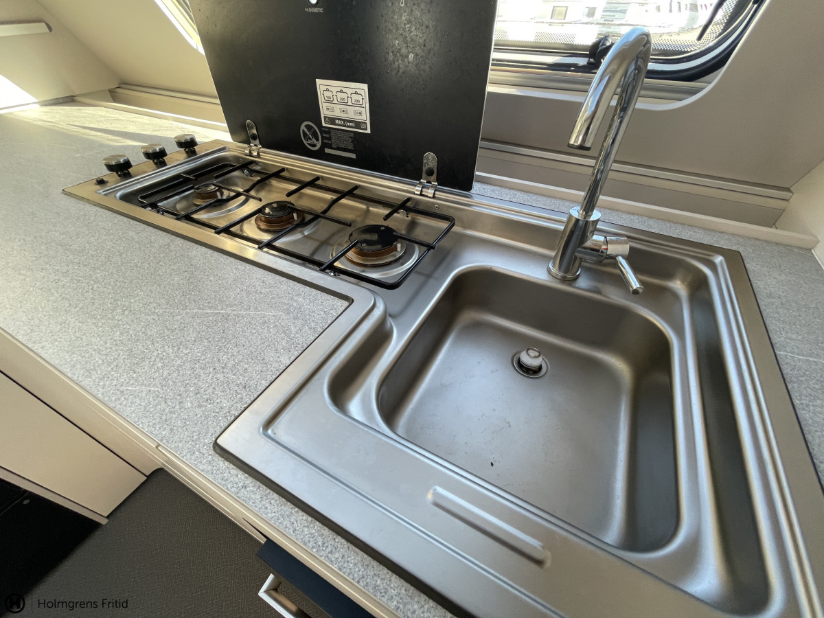 Adria ADORA 613 HT ALDE FRONTKÖK STOR TOALETT, bild 9 av 20