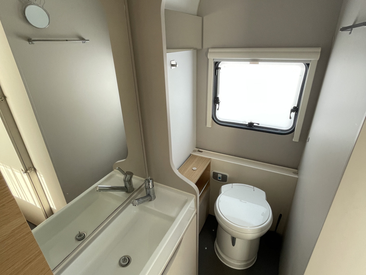 Adria ADORA 613 HT ALDE FRONTKÖK STOR TOALETT, bild 15 av 20
