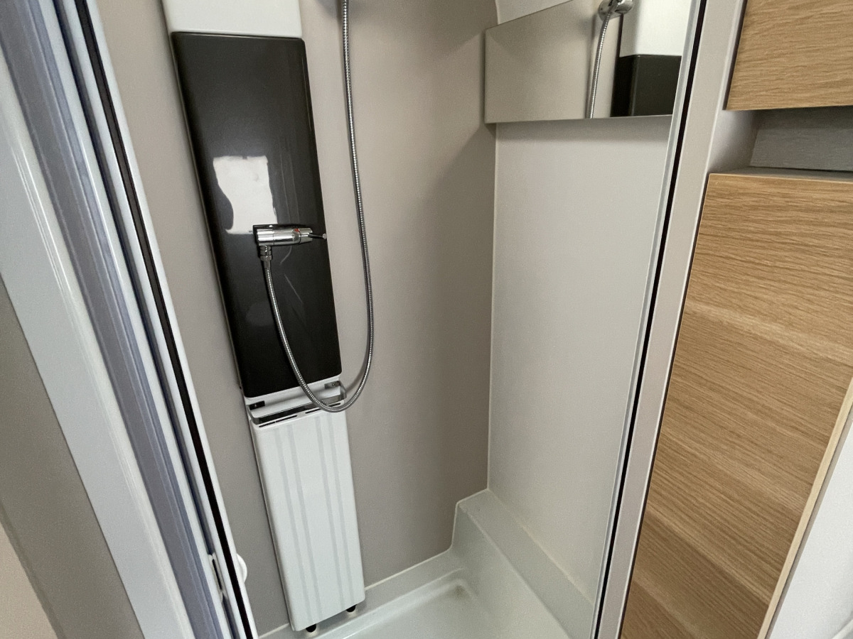Adria ADORA 613 HT ALDE FRONTKÖK STOR TOALETT, bild 16 av 20