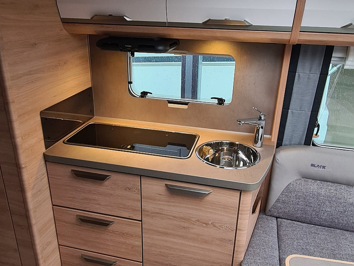 Knaus 580 UK Südwind Black Selection 3 vånings säng, Alde, bild 6 av 12