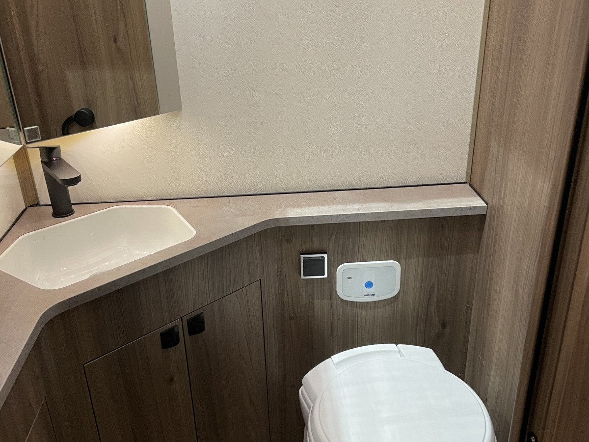 KABE Travel Master Intergrated Imperial R i830 LGB, bild 10 av 13