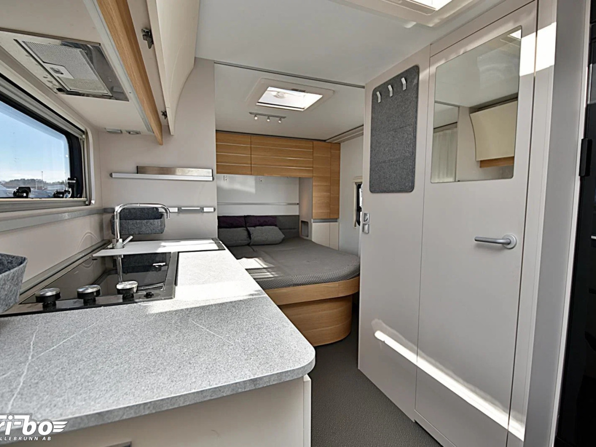 Adria 593 UP Adora, Queenbed, bild 9 av 23