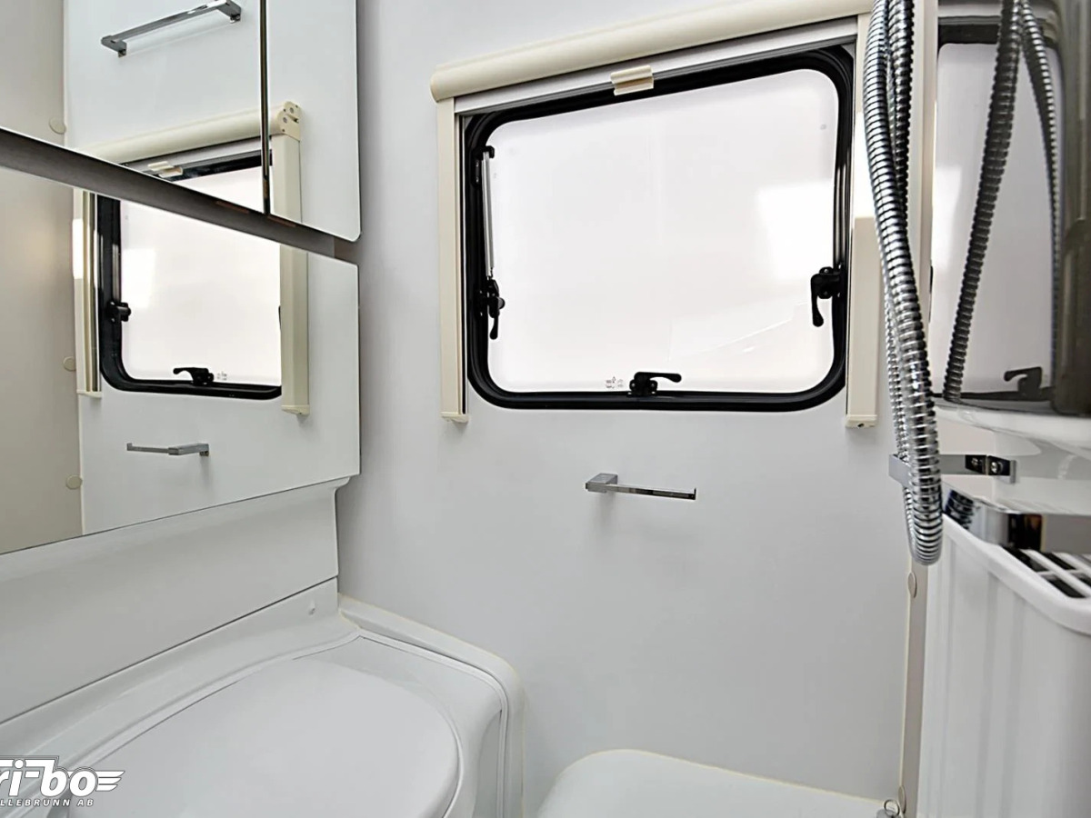 Adria 593 UP Adora, Queenbed, bild 22 av 23