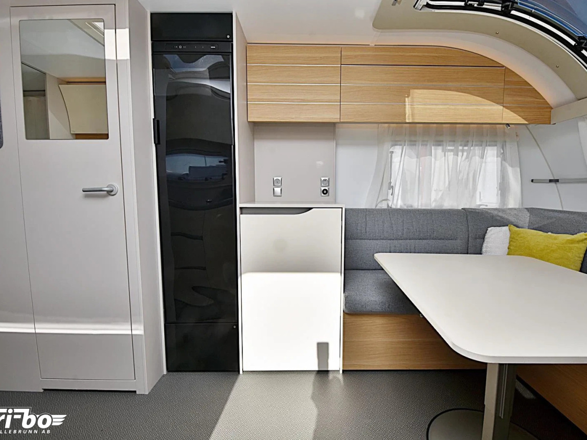 Adria 593 UP Adora, Queenbed, bild 2 av 23