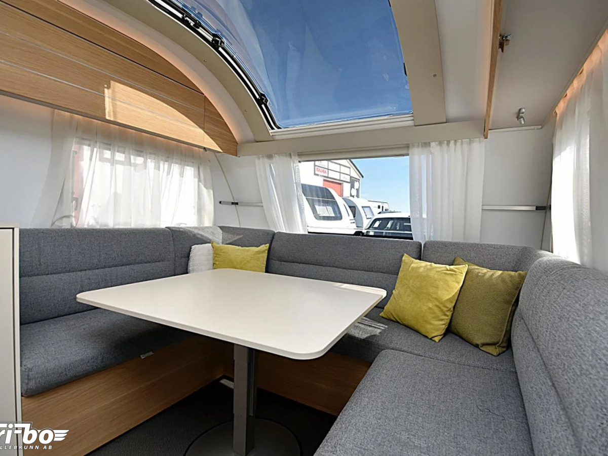 Adria 593 UP Adora, Queenbed, bild 3 av 23