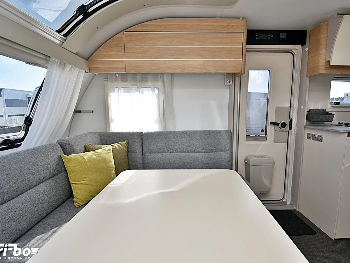 Adria 593 UP Adora, Queenbed, bild 5 av 23