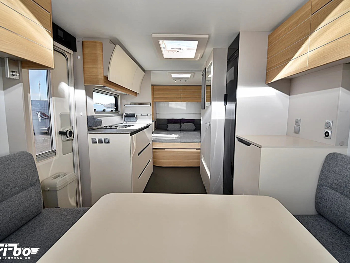 Adria 593 UP Adora, Queenbed, bild 7 av 23