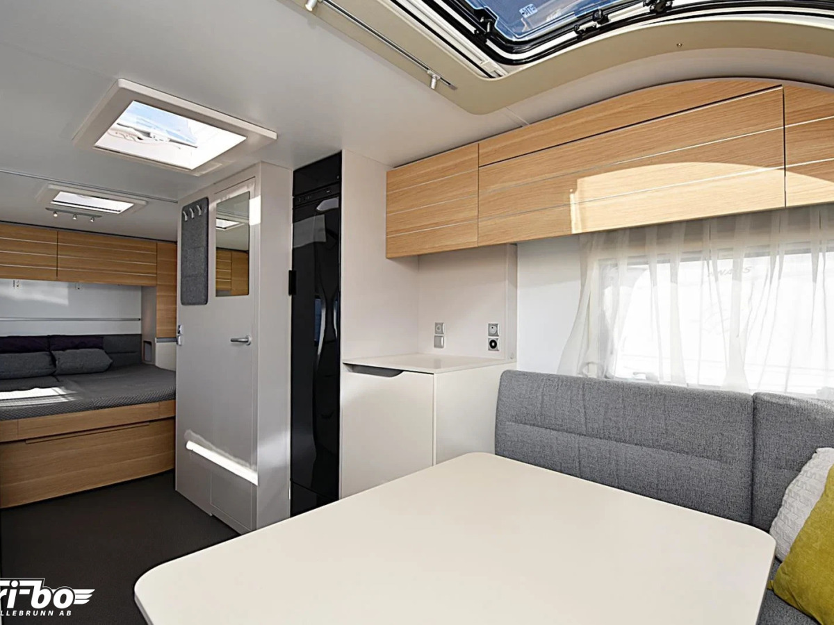 Adria 593 UP Adora, Queenbed, bild 8 av 23
