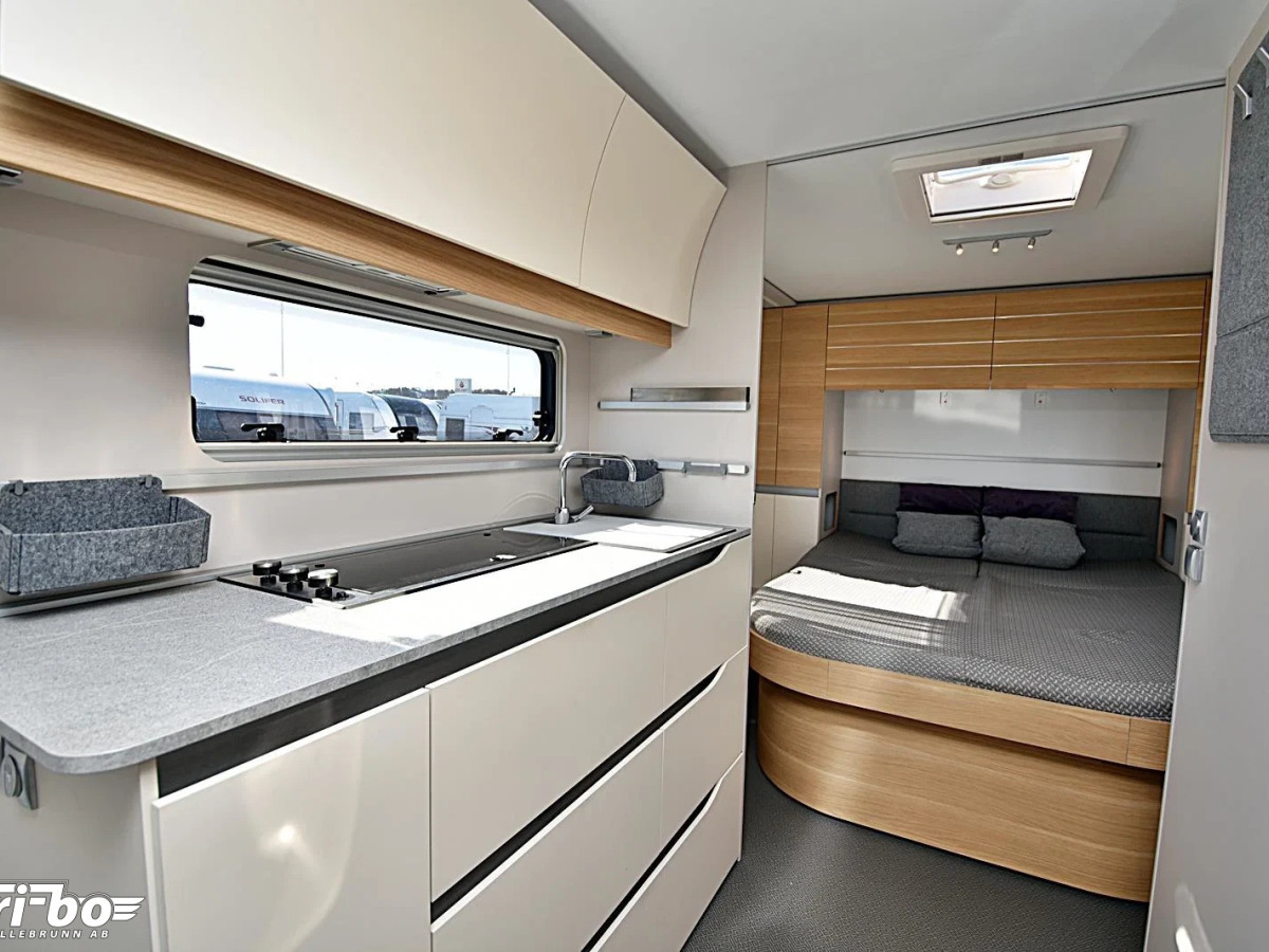 Adria 593 UP Adora, Queenbed, bild 11 av 23