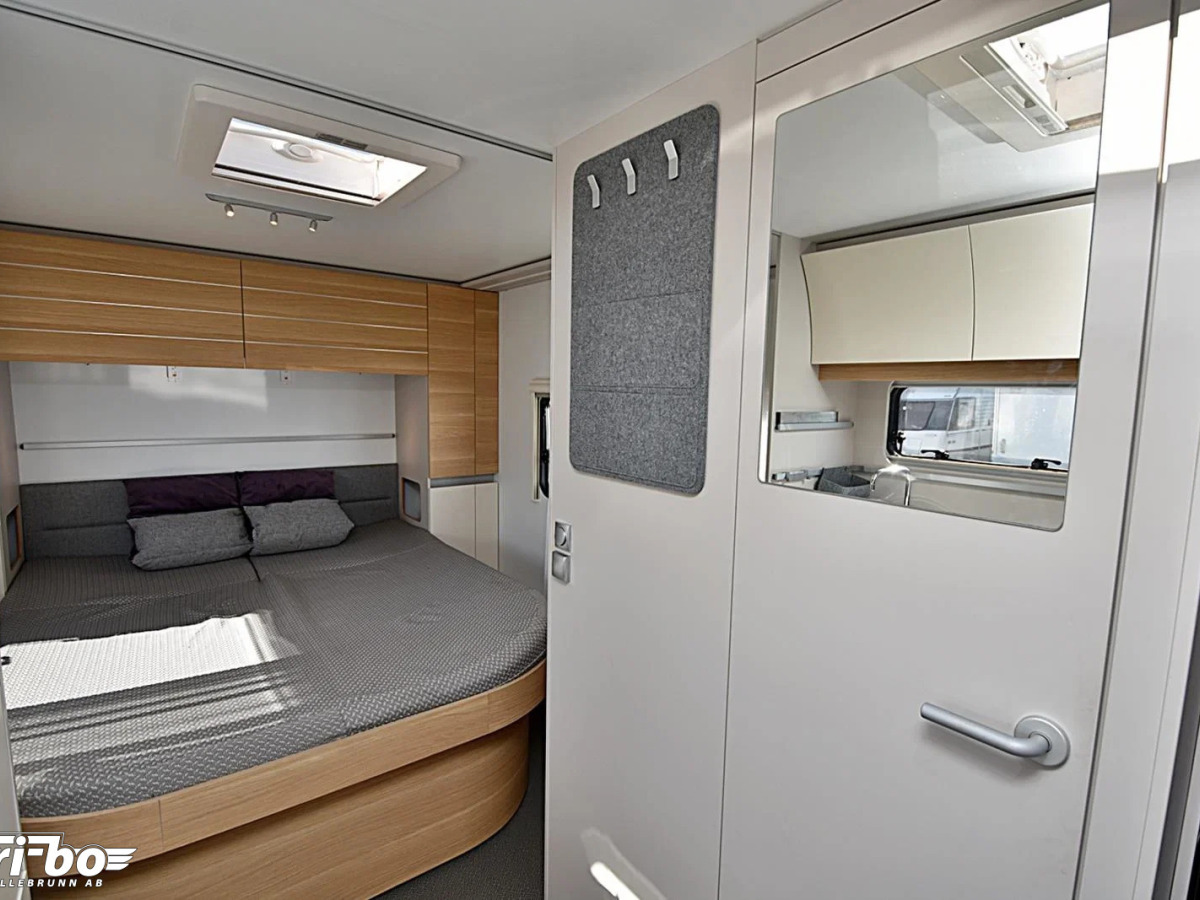 Adria 593 UP Adora, Queenbed, bild 12 av 23