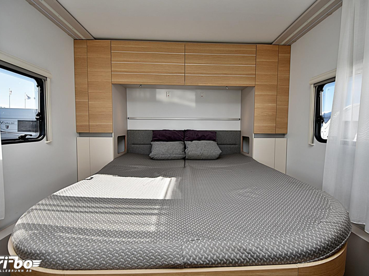 Adria 593 UP Adora, Queenbed, bild 13 av 23