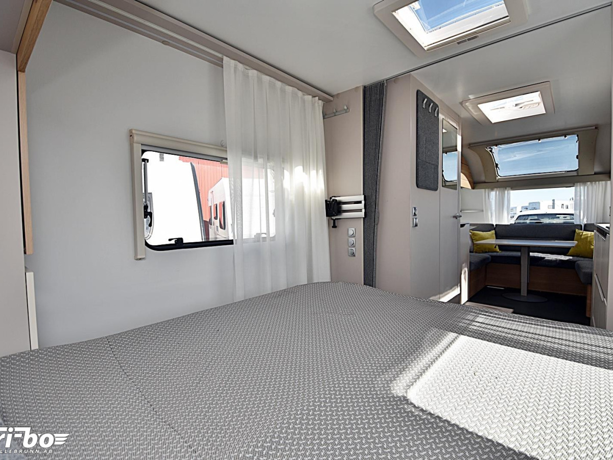 Adria 593 UP Adora, Queenbed, bild 14 av 23